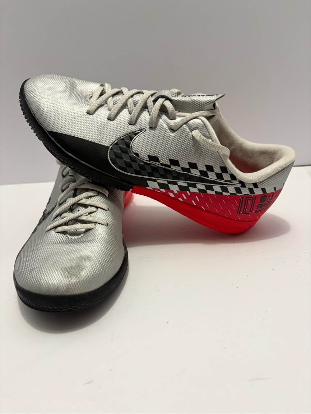 Nike Neymar Jr Indoor Soccer Shoes Youth 4Y Gray Red IC Futsal